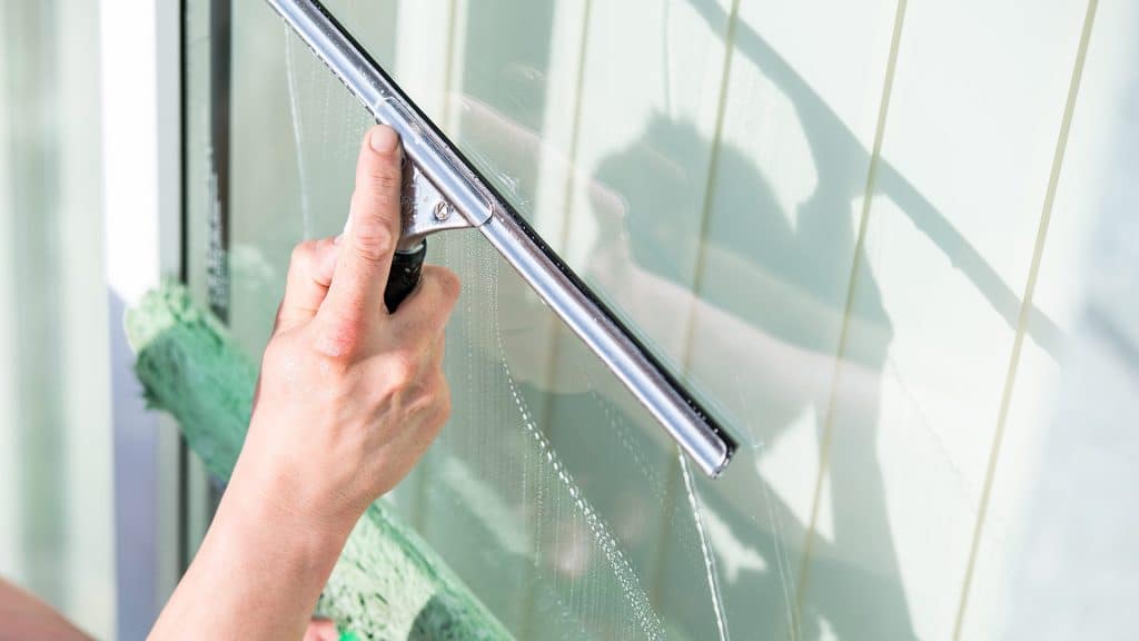 Glasreinigung mit einem Abzieher