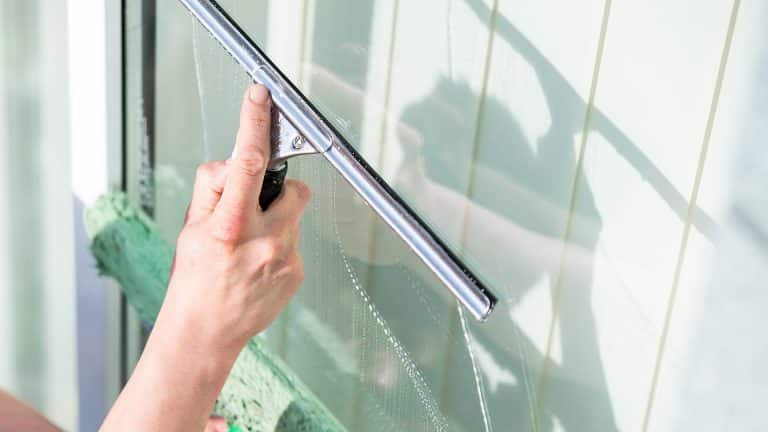 Glasreinigung mit einem Abzieher