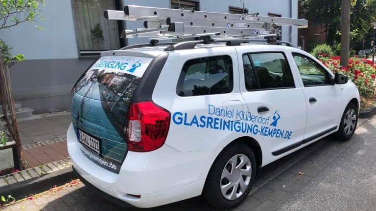 weißes Auto mit der Aufschrift Daniel Klüßendorf Glasreinigung-kempen.de